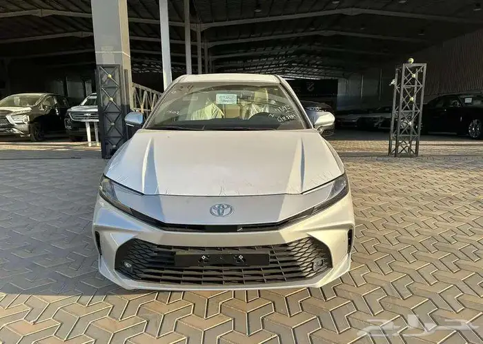 تويوتا كامري E بنزين 2025 11