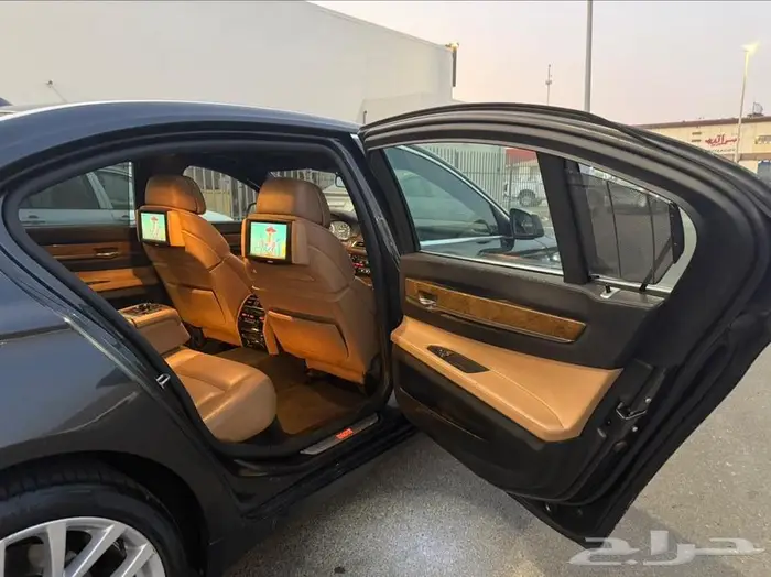 للبيع BMW 740 Li فل كامل لون مميز 2012 نظيف جدا 13