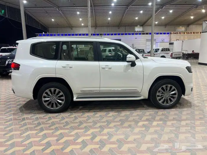 تتوفر لاندكروزر GXR بنزين - وديزل 2025 بالنقد والتقسيط 2