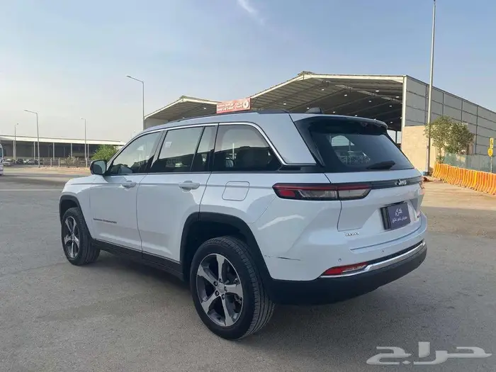 جيب جراند شيروكي 2023 ليمتد 7