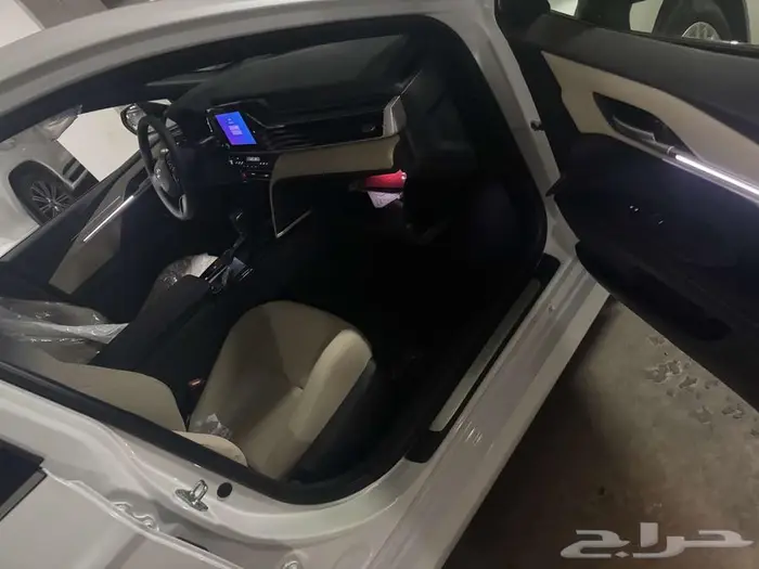 تويوتا كامرى ال اى بنزين سعودى 2025 ابيض 11