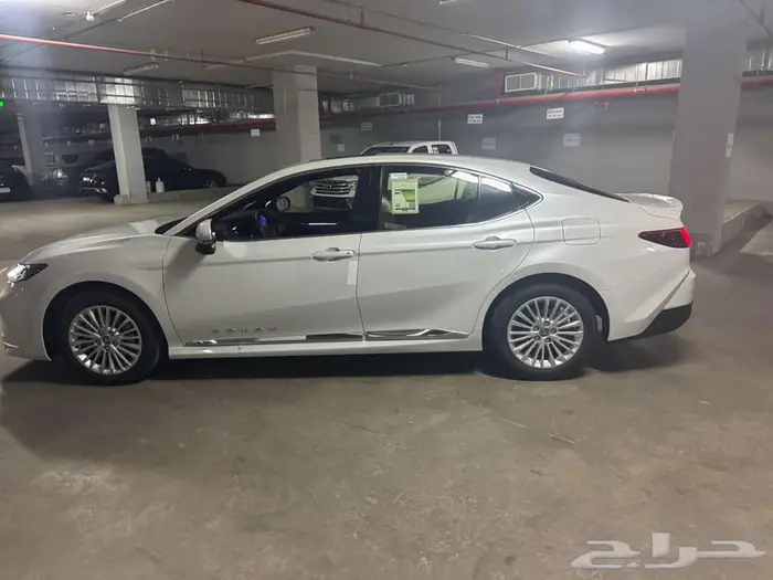 تويوتا كامرى ال اى بنزين سعودى 2025 ابيض 4