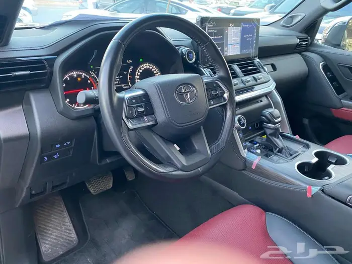 تويوتا لاند كروزر VXR موديل 2024 عداد 13 الف كم 8