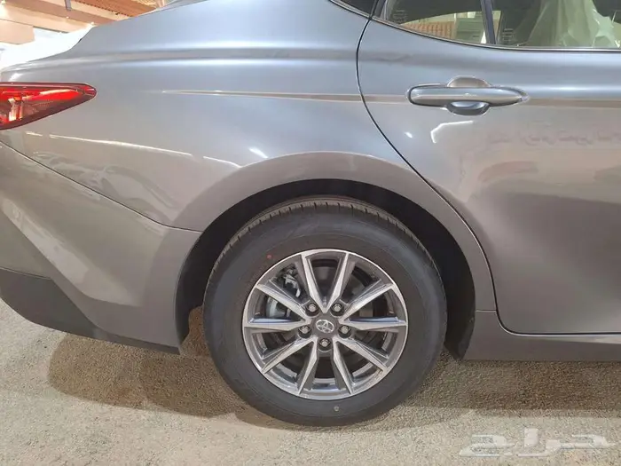 تويوتا كامرى E ستاندر بنزين2025 18