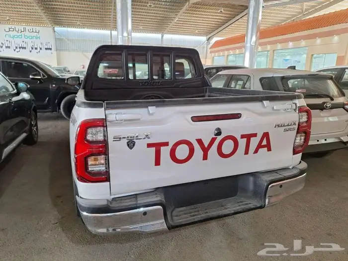 هايلوكس غمارتين S-GLX قير عادي بنزين 2025 6