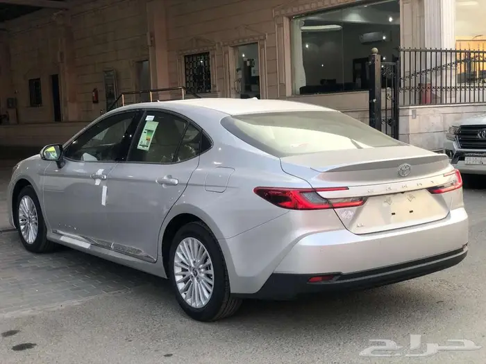 تويوتا كامري LE بنزين 2025 أبيض _ فضي _ أسود 3