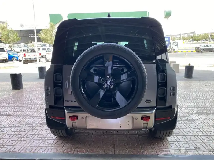 لاندروفر ديفندر 110 V6 موديل 2022 7