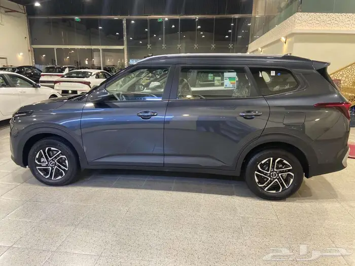 كيا كارينز نص فل فتحة سقف موديل 2025 4