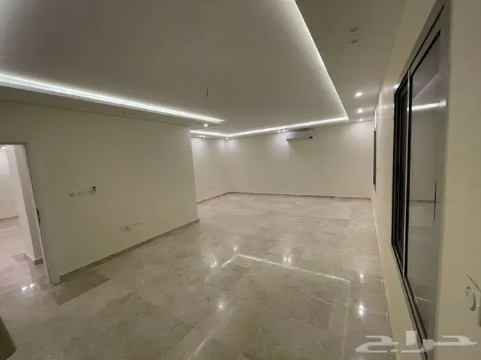 للايجار شقه فاخره جدا في جدة حي السلامه 19