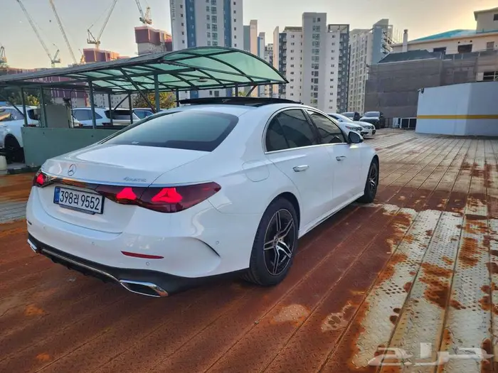 مرسيدس E300 موديل 2025 اصفار 5
