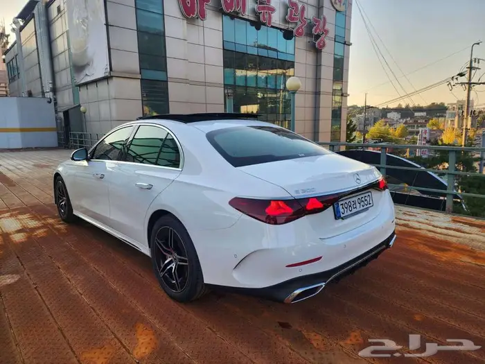 مرسيدس E300 موديل 2025 اصفار 4