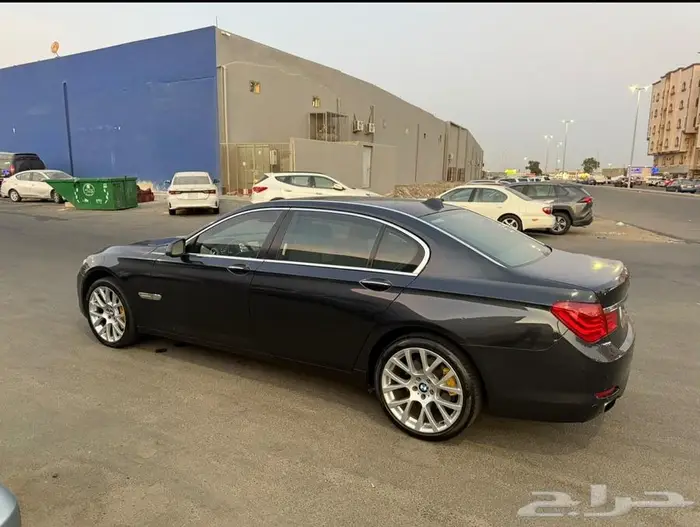 للبيع BMW 740 Li فل كامل لون مميز 2012 نظيف جدا 4