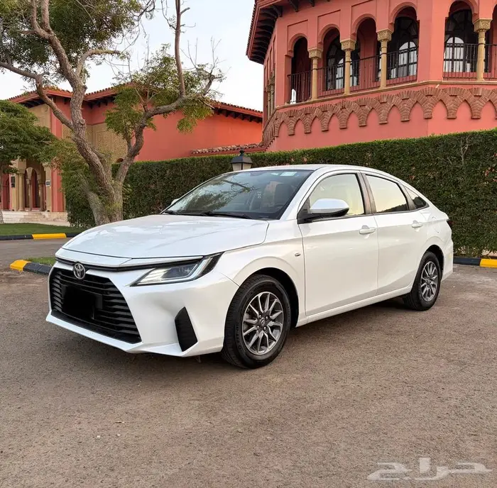 تويوتا يارس 2023 فئة Y (شاشة-جنوط) 4