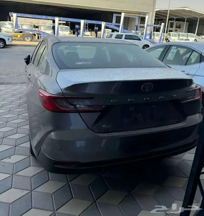 تويوتا كامري E بنزين 2025 5