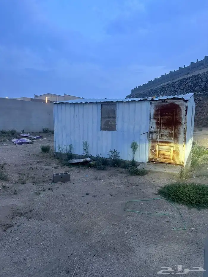 صندقه للبيع بأثاثها 1