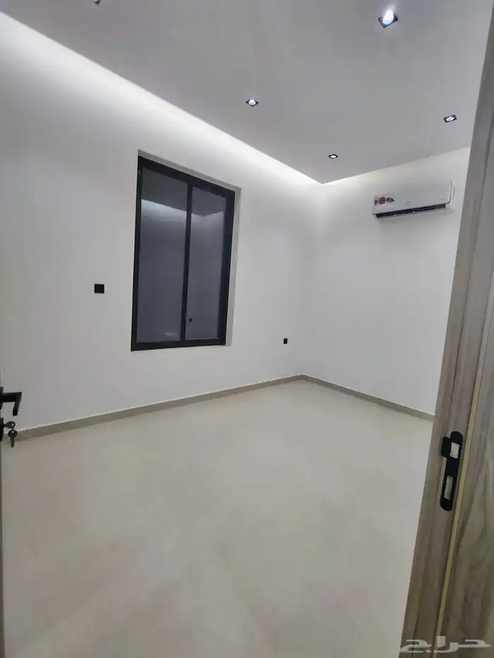 شقة جديده للايجار بالمهديه 3 غرف وصاله مكيفه ومطبخ السعر 50ا 5