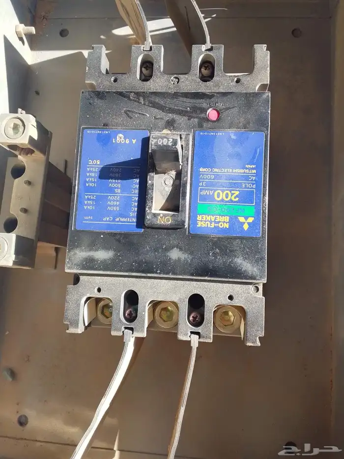 قاطع كهرباء مستخدم نضيف مره 200 امبير عدد 4 قاطع بالصندوق 2