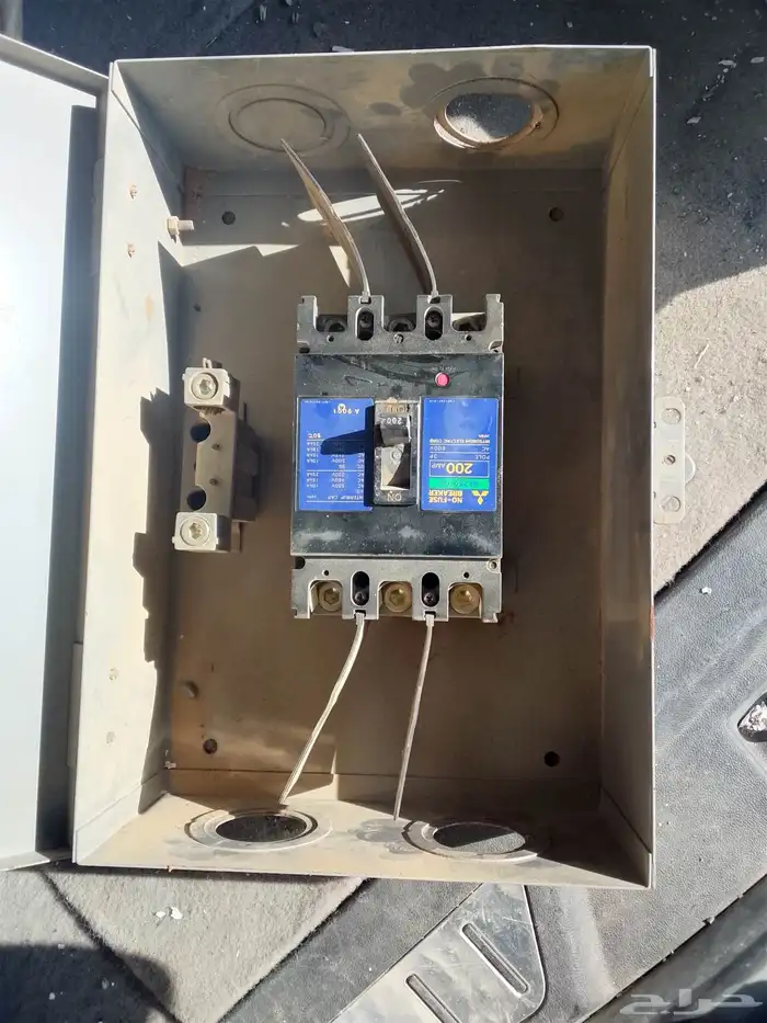 قاطع كهرباء مستخدم نضيف مره 200 امبير عدد 4 قاطع بالصندوق 7