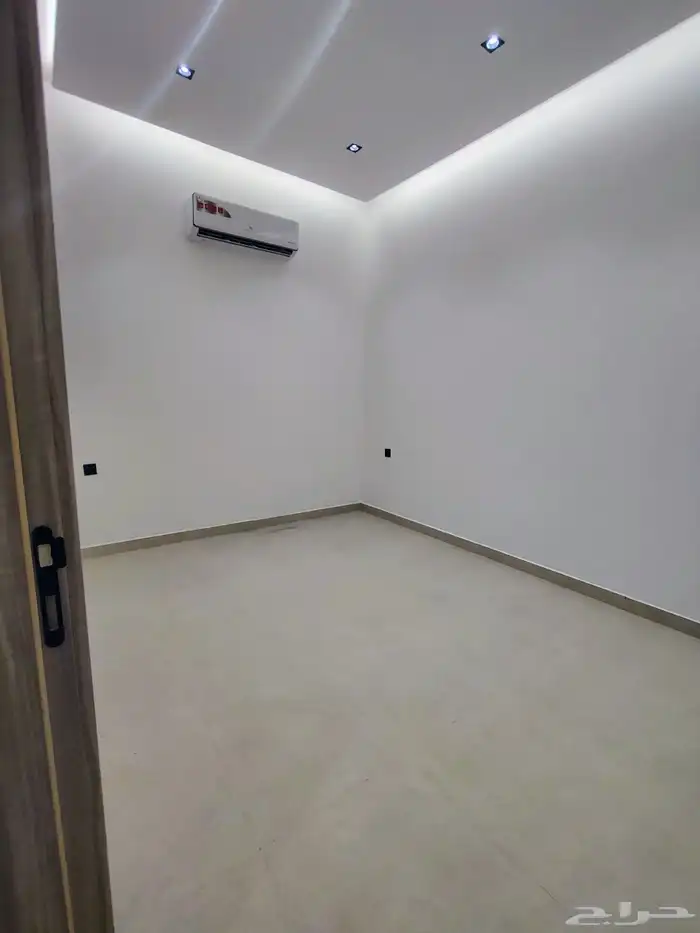 شقة جديده للايجار بالمهديه 3 غرف وصاله مكيفه ومطبخ السعر 50ا 6