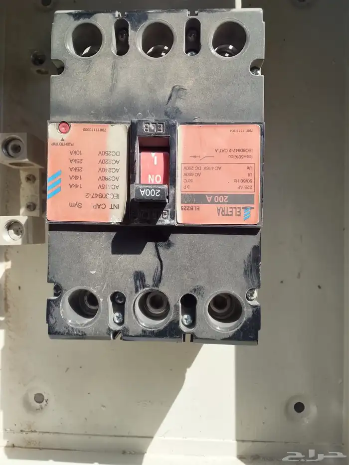 قاطع كهرباء مستخدم نضيف مره 200 امبير عدد 4 قاطع بالصندوق 3