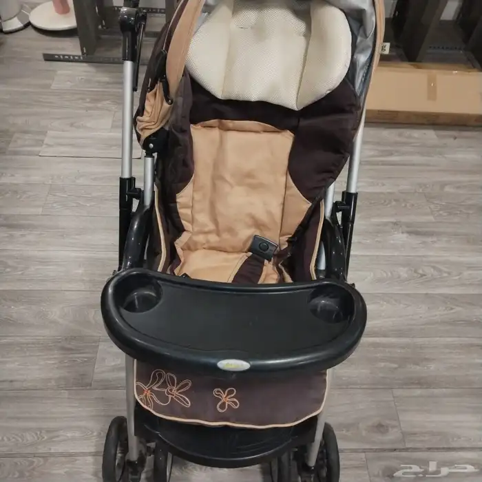 عربة أطفال متينة وبحالة ممتازة جدا تم شراؤها من سنتربوينت 0