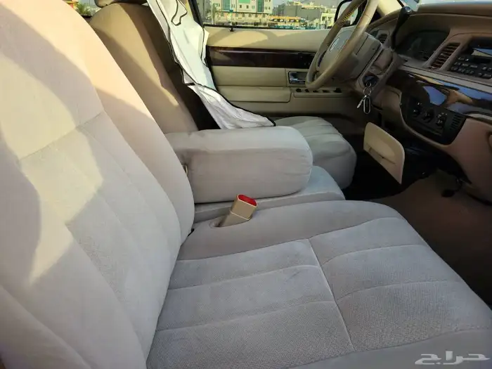 للبيع فورد جراند ماركيز 2010 44