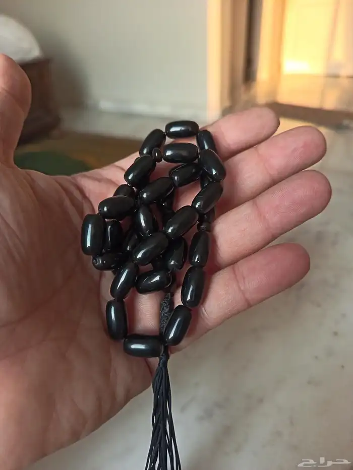 مسباح كهرمان اسود نقي و رحيته واضحة وجميلة 0