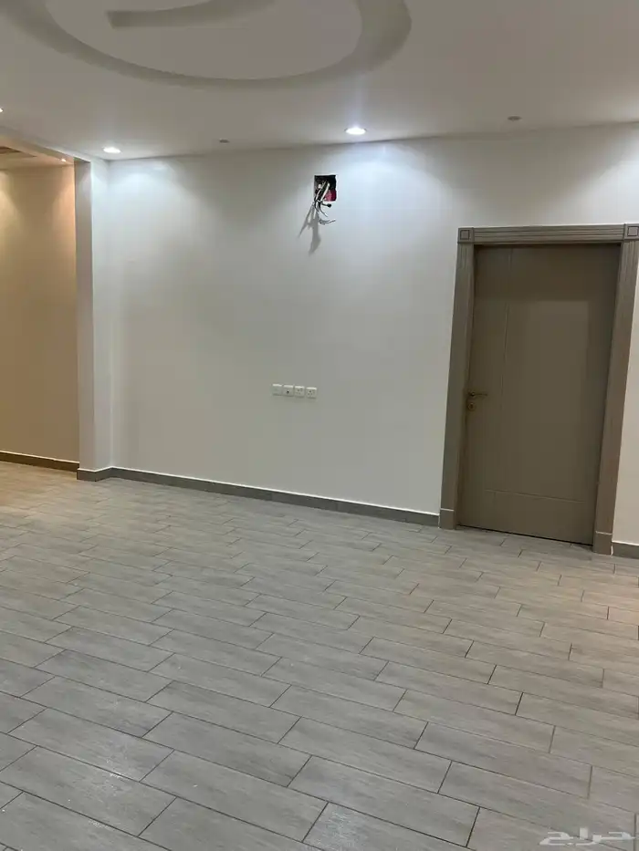 دور للايجار مع سطح ومشب ب 60 الف حي الخليج 1