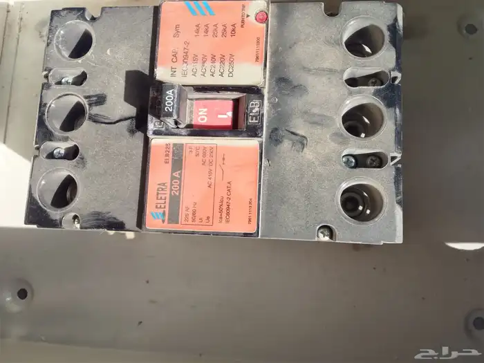 قاطع كهرباء مستخدم نضيف مره 200 امبير عدد 4 قاطع بالصندوق 0