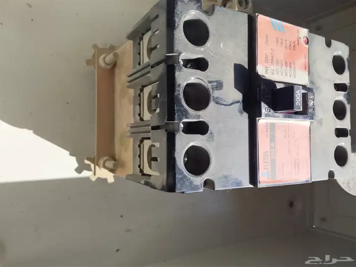 قاطع كهرباء مستخدم نضيف مره 200 امبير عدد 4 قاطع بالصندوق 1