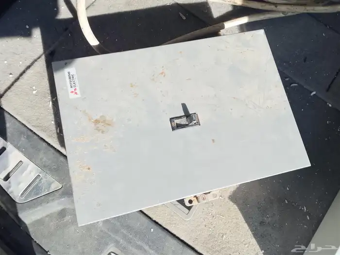 قاطع كهرباء مستخدم نضيف مره 200 امبير عدد 4 قاطع بالصندوق 5