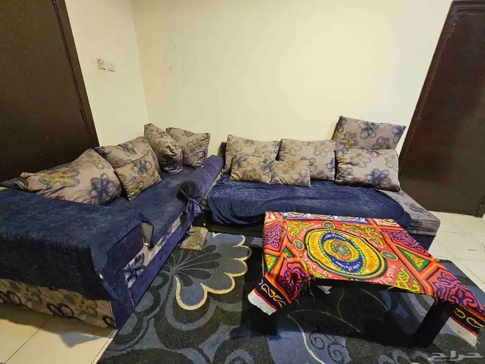 كنب مع طاولة و سجاد و ستائر طاولة تليفزيون ايكيا 1