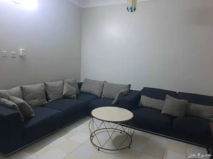 كنب نظيف السعر  700ريال مع الطاولات مجموعه والتحف 0