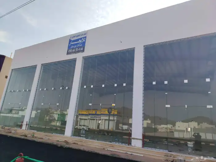 للايجار صاله كبيره اربع فتحات وسكن خلفي بالوادي 0