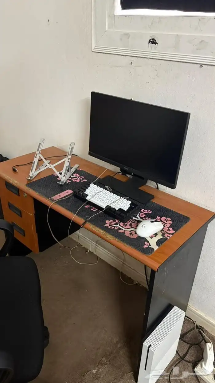 مكتب وكرسي واغراض 1