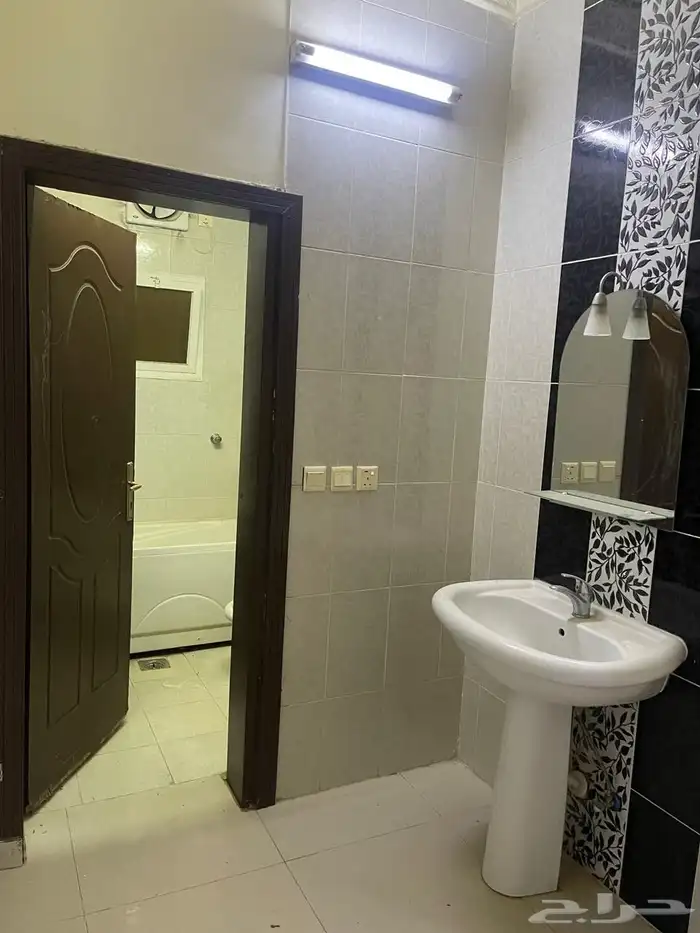 شقة للإيجار في البحيرات 9