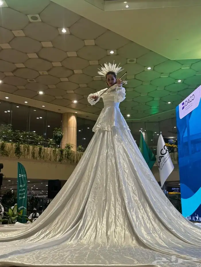 العازفة الطويلة 0