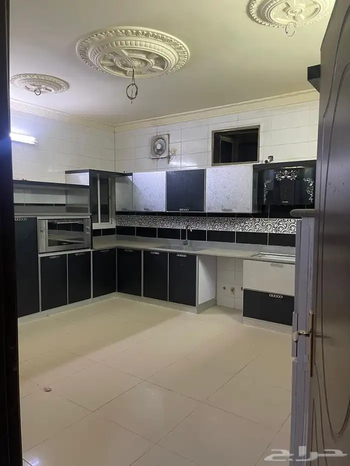 شقة للإيجار في البحيرات 8