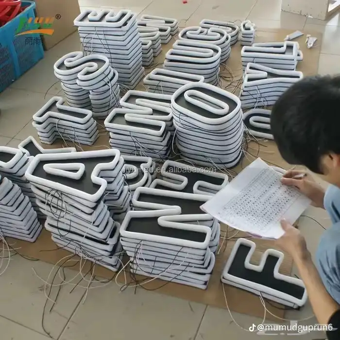 تصميم وتصنيع حروف بارزه مضيئه حسب اشتراطات البلدية 9