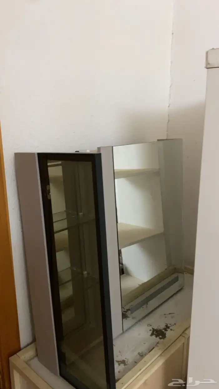 دولاب قزاز صغير مع مغسلته جديده و دولاب رفوف للبيع 0