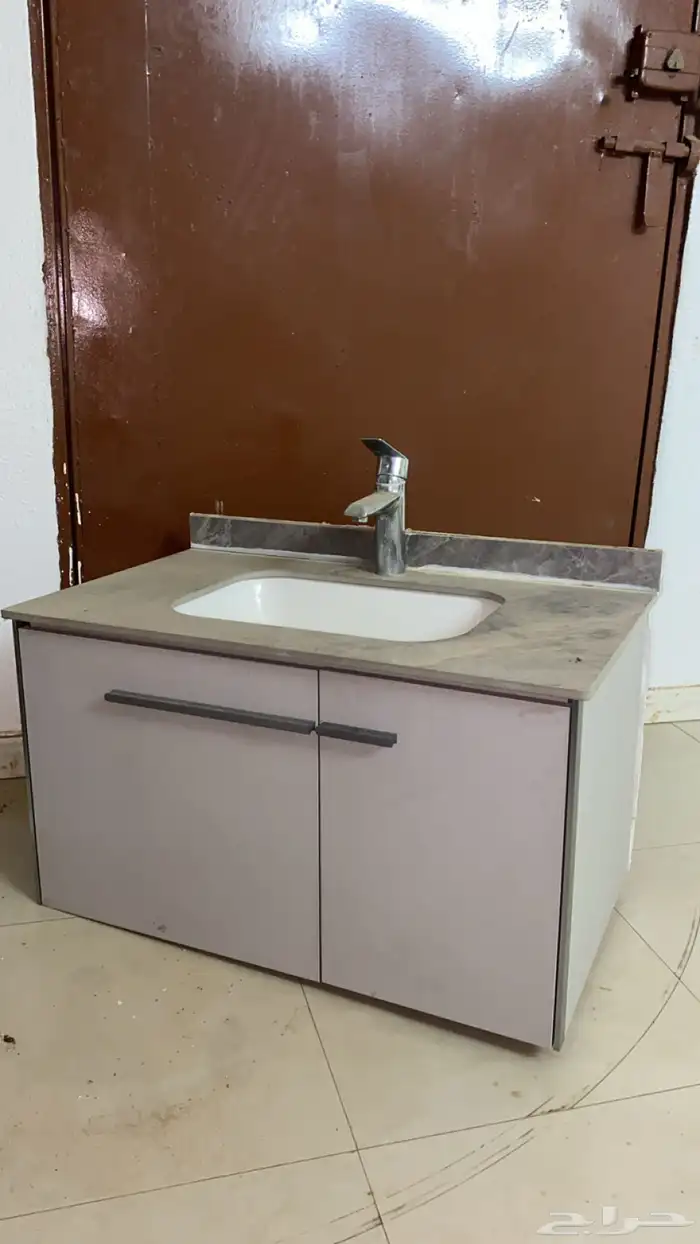 دولاب قزاز صغير مع مغسلته جديده و دولاب رفوف للبيع 3