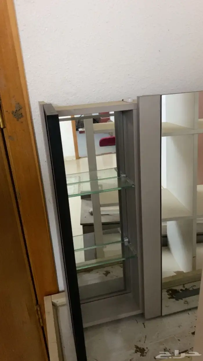 دولاب قزاز صغير مع مغسلته جديده و دولاب رفوف للبيع 1