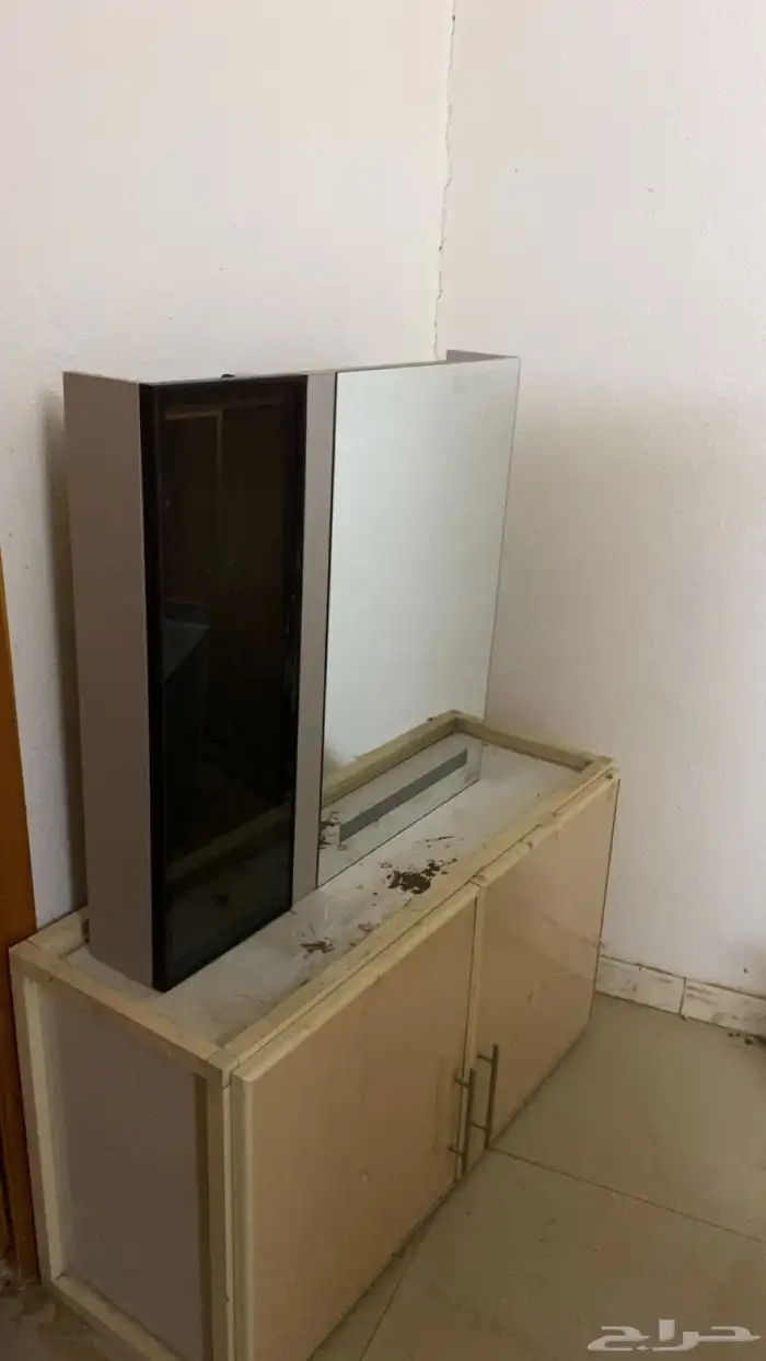 دولاب قزاز صغير مع مغسلته جديده و دولاب رفوف للبيع 5