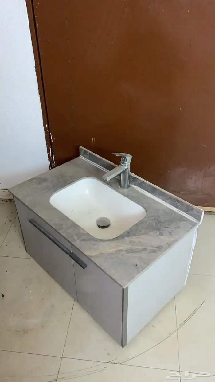 دولاب قزاز صغير مع مغسلته جديده و دولاب رفوف للبيع 4