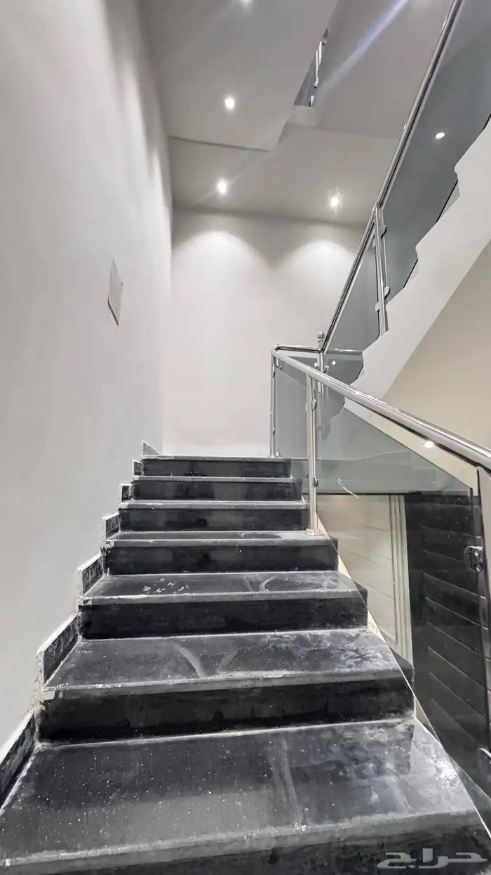 ادورا مستقله للبيع حي طويق 3