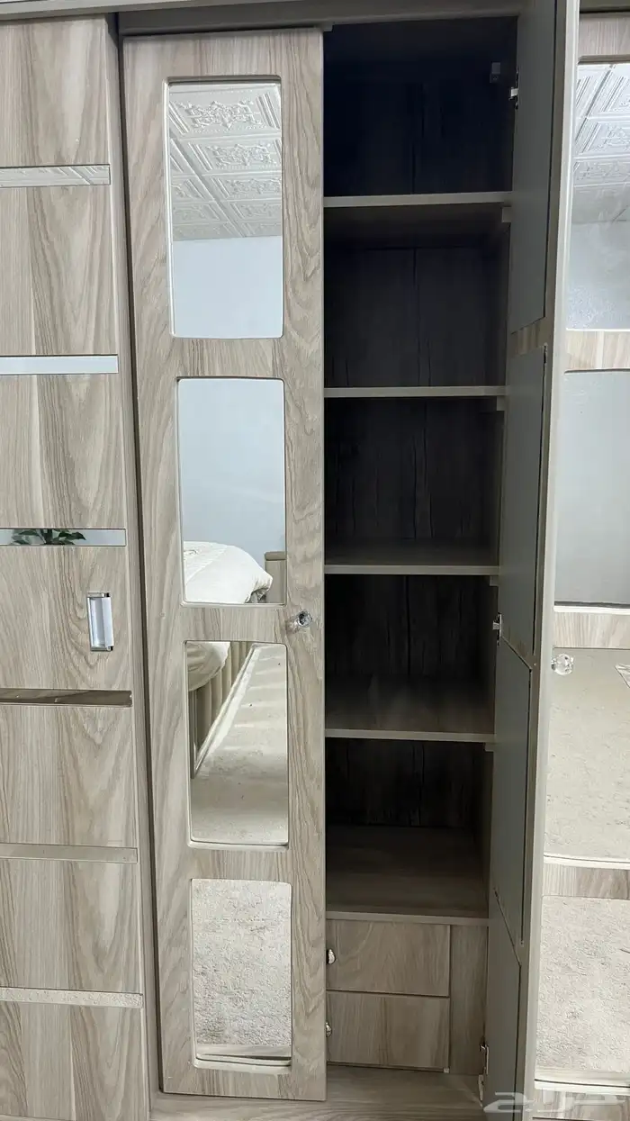 غرفه كبيره دولاب وكمودينه 2وتسريحه ودرج صغير جانبي 1