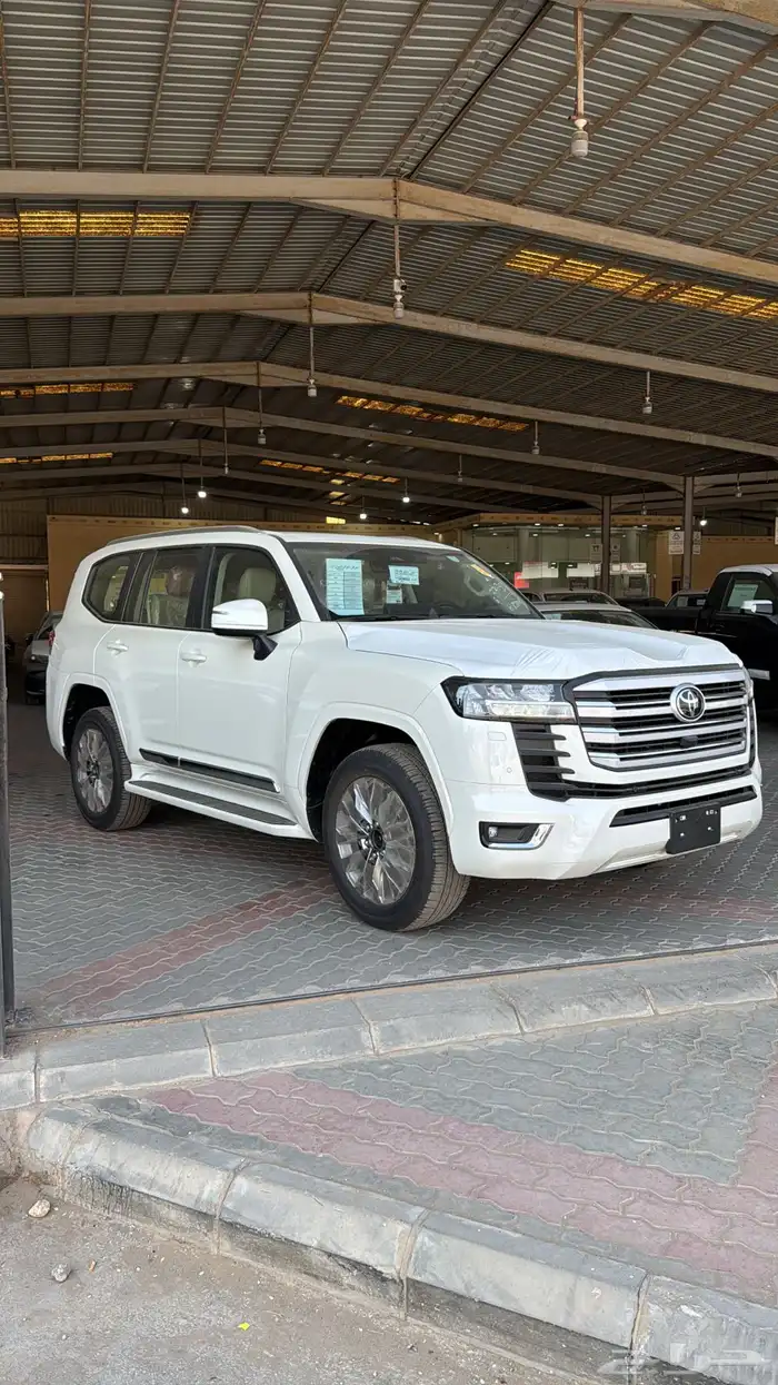 تويوتا لاندكروزر GXR4 بنزين 2025 1