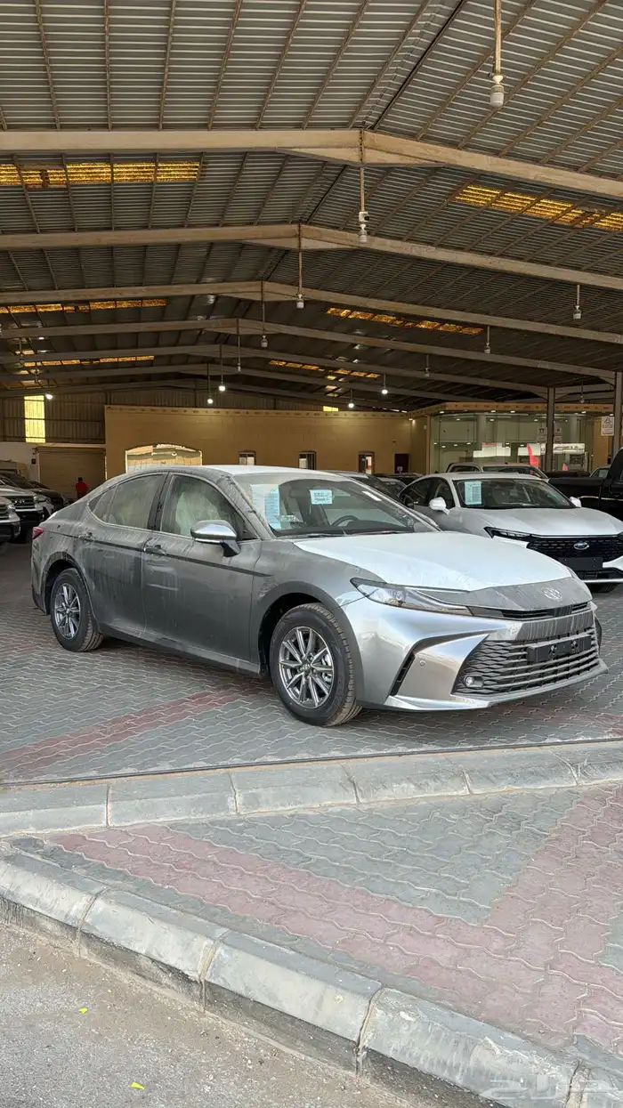 تويوتا كامري E ستاندر بنزين 2025 1