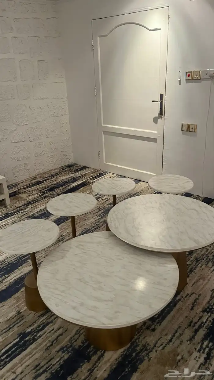 طاولتين كبيرة شبيه رخام واربع طاولات خدمة 1