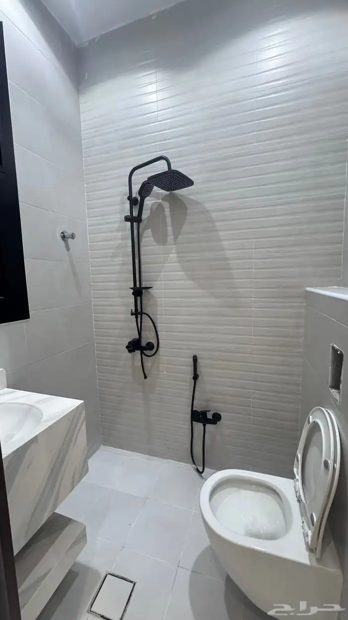 للبيع شقه 6 غرف مع سطح من 500 الف طريق ابها الخميس 18